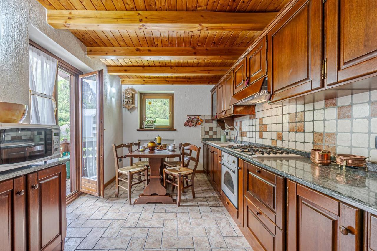 Casa Beatrice - Wifi, Parcheggio E Vista Montagna - Cour 0231 Appartement Courmayeur Buitenkant foto